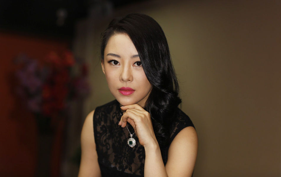 潘晓婷透视蕾丝裙写真 烈焰红唇女人味十足