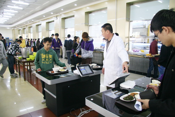 我校食堂起用高级刷卡机 碗碟会自己算账