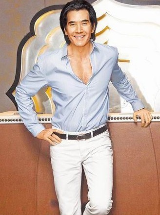 51岁费翔扒衣露性感胸毛 保养有术自嘲已年老