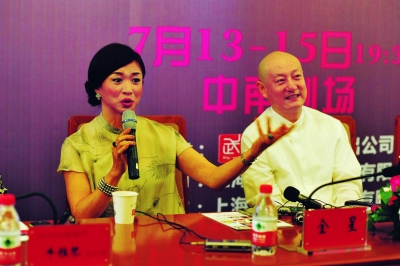 金星说得兴起,关栋天侧耳聆听.记者肖僖 摄