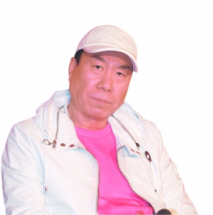 尽管有16年的默契合作,但对于张艺谋(右下)离开新画面后的未来,张伟平