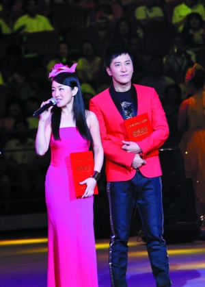 林萍献唱《拥抱明天》.