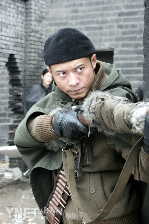 《向着炮火前进》上星 杨奇鸣展现绅士魅力