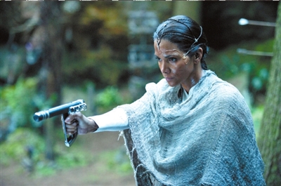 哈莉贝瑞分饰六角