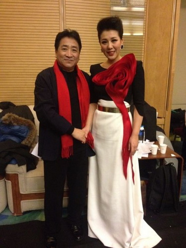 2013年1月13日,青年歌唱家王喆在北京人民大会堂宴会厅出席"百花迎春"