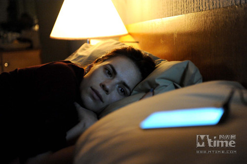 《黑镜》第二季第1集《马上回来》剧照