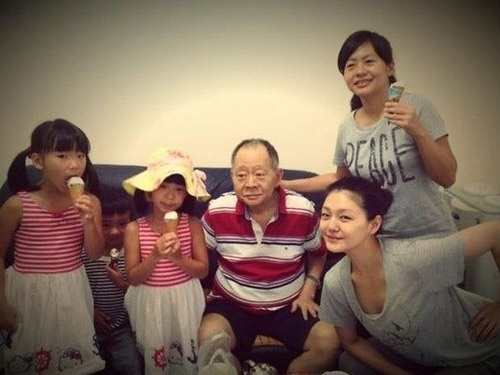 大s晒与已故父亲合影 家中大姐正面首曝光(图)