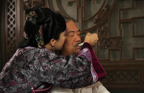 《打狗棍》何七姑照顾戴翰霆(1 /2张)