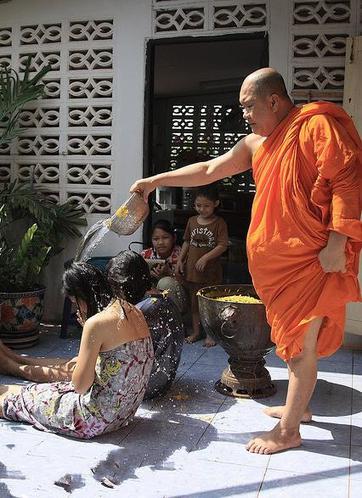 泰国和尚很自由烟酒鱼肉样样不离身