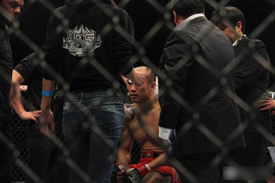 ufc144张铁泉遭日本选手重击 瞬间休克[高清(17/34)