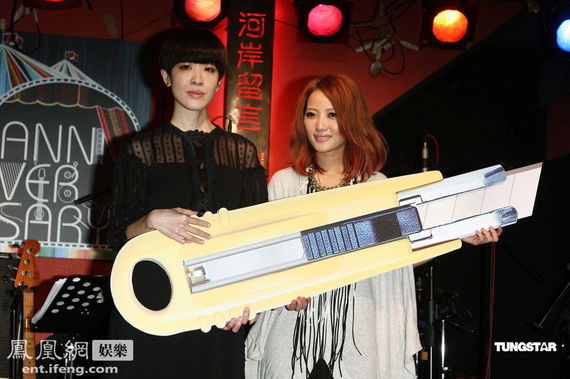 黄美珍与赖铭伟2008年组"神木与瞳",如今她自个先单飞出辑,专辑未发行
