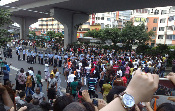 广州外籍男与人打斗后死于派出所外国人围聚堵路