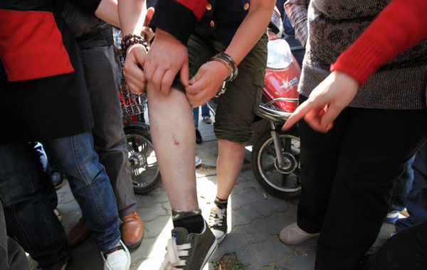 女孩拦警车救人被铐续:警方称其先踢警察和撕衣服(图)