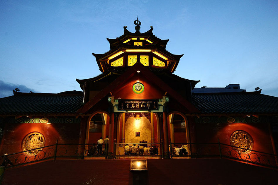 2013年7月9日,印度尼西亚泗水市,斋月首日,穆斯林们在郑和清真寺内