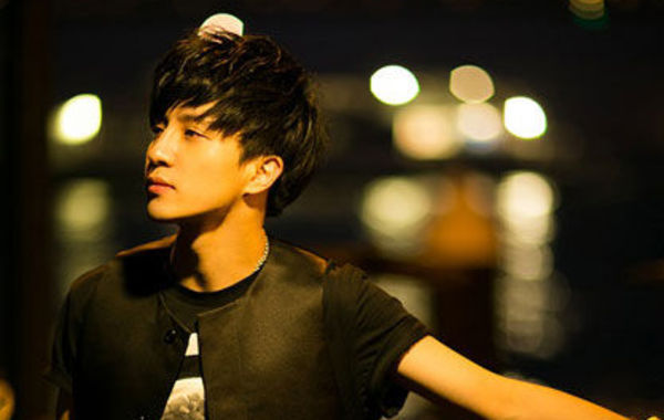 薛之谦《丑八怪》mv花絮曝光 戳中社会人痛点获赞