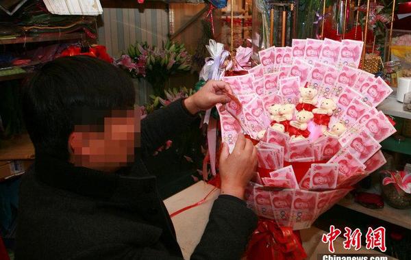扬州一花店接到一份特别的花束订单,客户要求用100张百元人民币制成