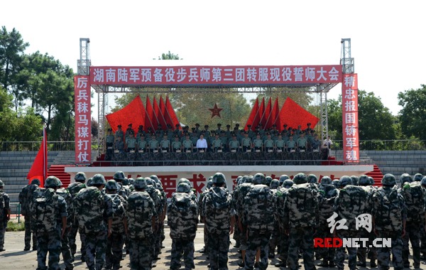 7月29日,湖南陆军预备役某步兵团转服现役试点在岳阳某基地拉开序幕.