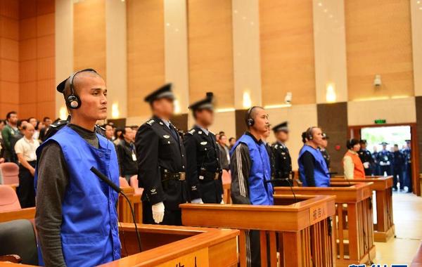 并当庭裁定,驳回玉山·买买提的上诉,维持一审对依斯坎达尔·艾海提