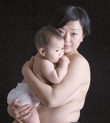 多位母亲拍半裸照宣传母乳喂养