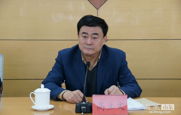 图为:济南市环保局局长高立文通报了济南市大气污染防治现状和济南市