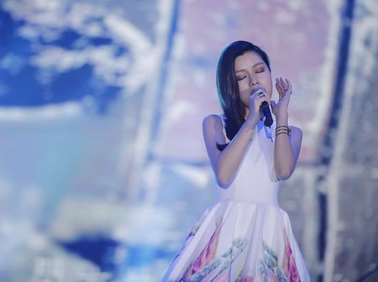 朱婧获华语传媒大奖以梦为马成就最受瞩目女歌手