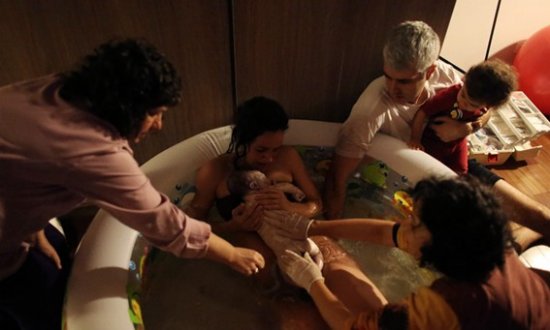 孕妇在水里生宝宝图片