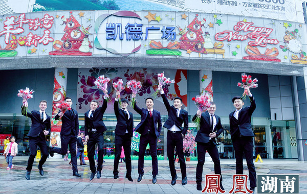 3月8日,长沙一商场邀请"外籍超级男模"变身"暖男"为女王们定制一场