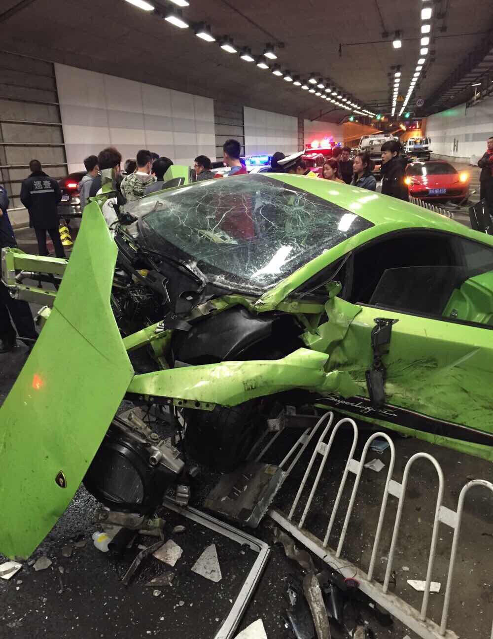昨夜鸟巢附近隧道两豪车严重车祸法拉利撞兰博基尼
