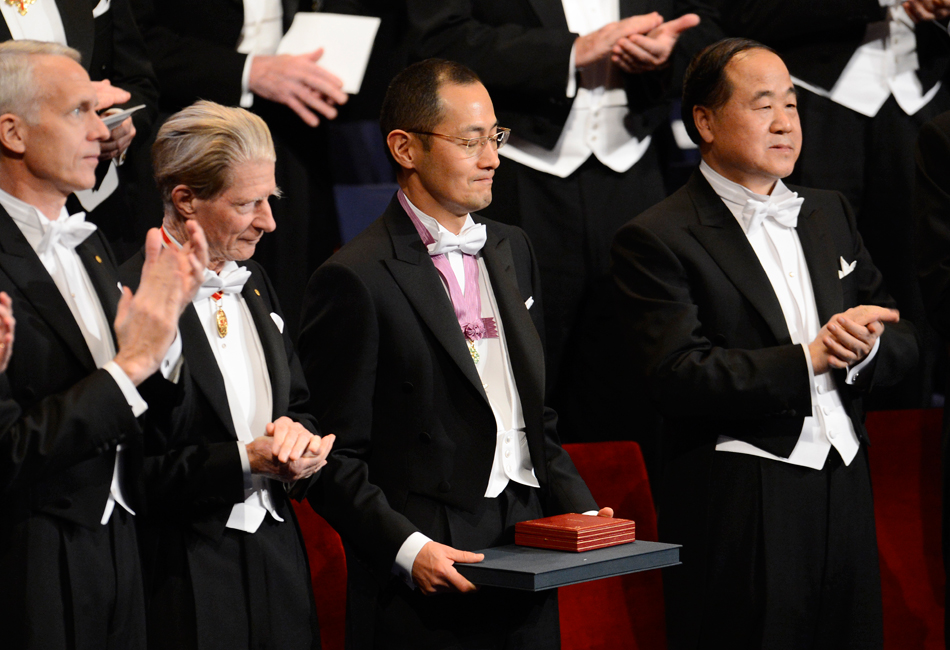中国作家莫言正式获颁诺贝尔文学奖奖章及证书 (高清) 
