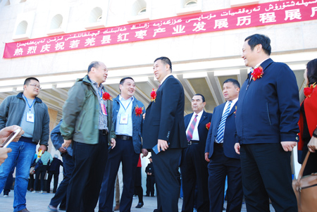 县委书记党峰正在与知名大v进行交流.