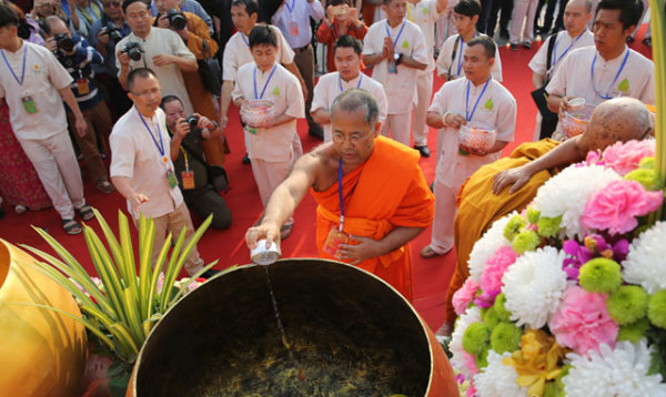 南传佛教升座法会 圣水沐浴环节成亮点