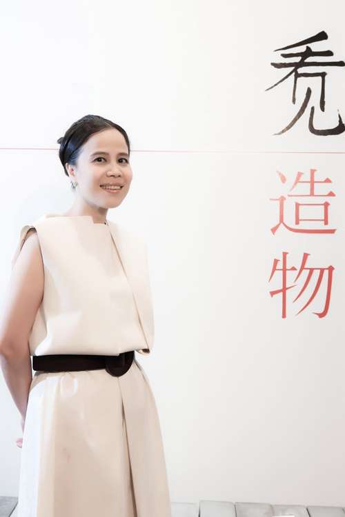 朱哲琴现身设计上海发布世界第一漆电吉他