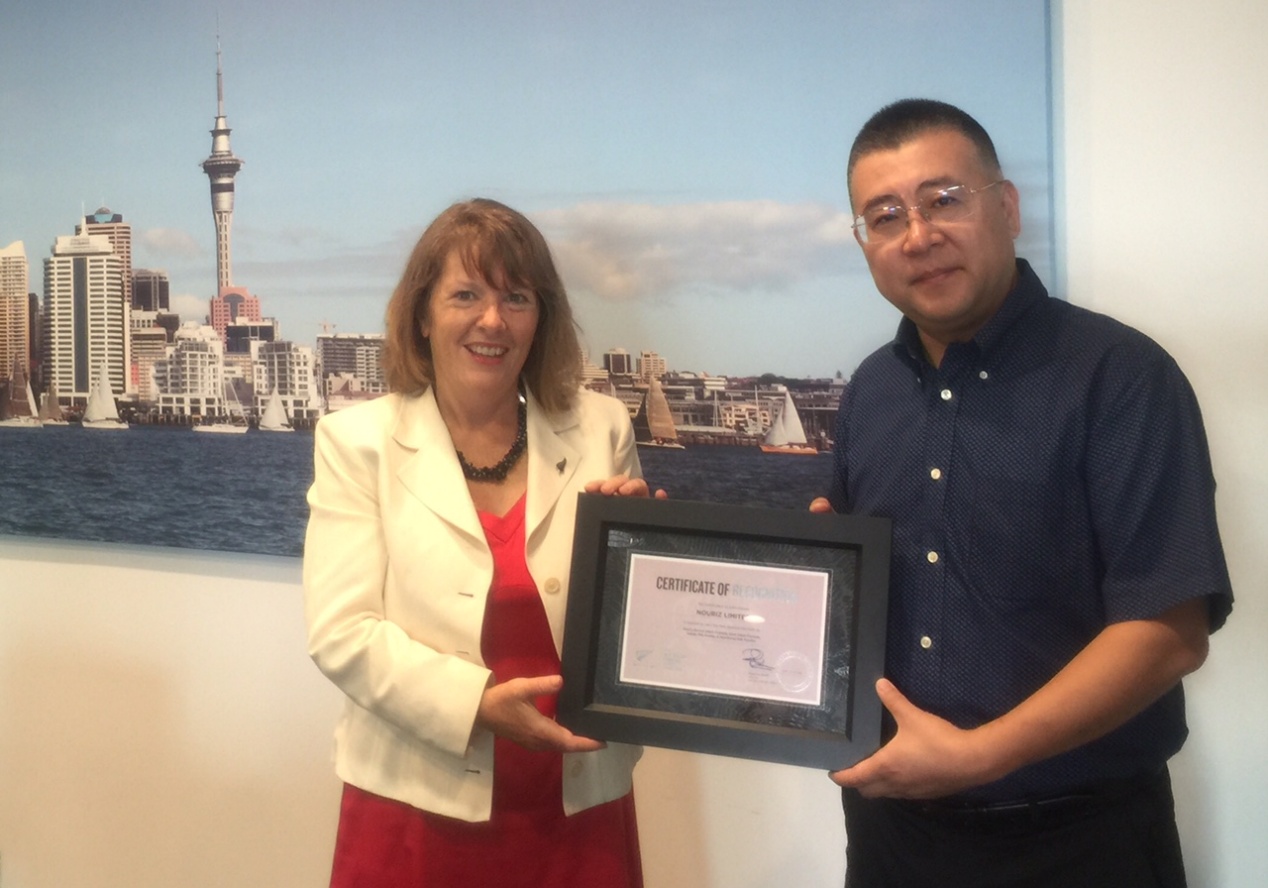 新西兰贸发局官员颁发国家品质认证证书予纽瑞滋ceo 刘宁近日,新西兰