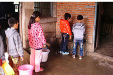 三岔河镇学生用水的一天