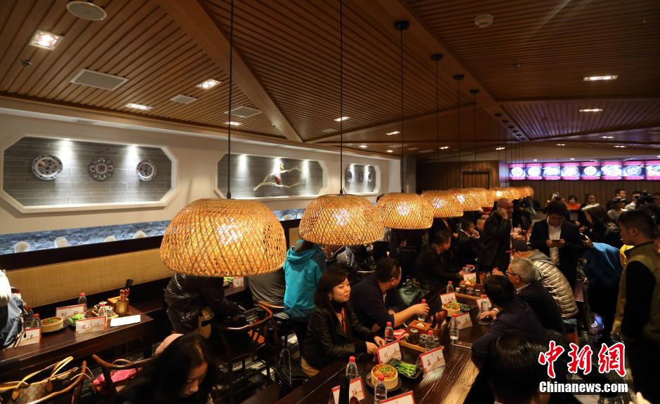 名嘴孟非南京开面馆郭德纲黄健翔来捧场