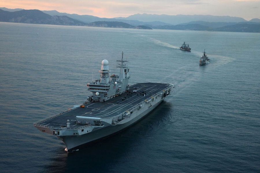 意大利"加富尔"号航母群训练