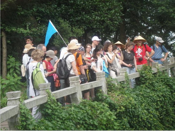 圖為法國氣功團遊客在九華山觀光遊覽