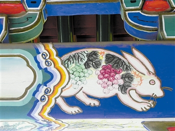 同物异名丰富了中华文化,譬如太阳月亮被分别称为金乌,玉兔,且有神话