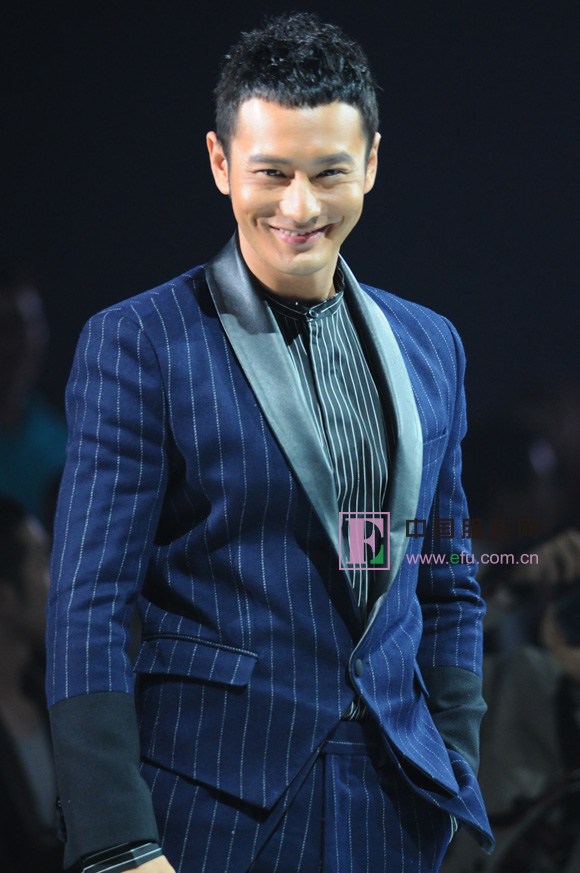在中国国际时装周奔驰之夜,著名男星黄晓明一身竖条纹西服亮相中国