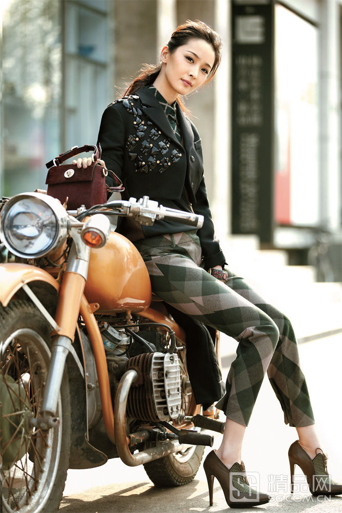 李曼走出黄金甲变身街拍模范图