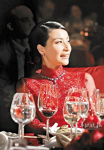 换上红旗袍的郭晶晶更显高贵
