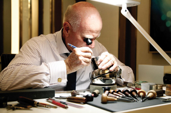 雕刻大师在设计臻品上手工刻字