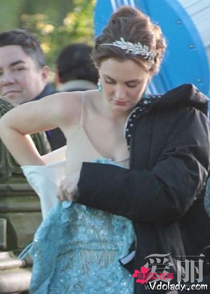 "绯闻女孩"莉顿卷发盘发 发箍拍剧|偷拍|走光_凤凰时尚