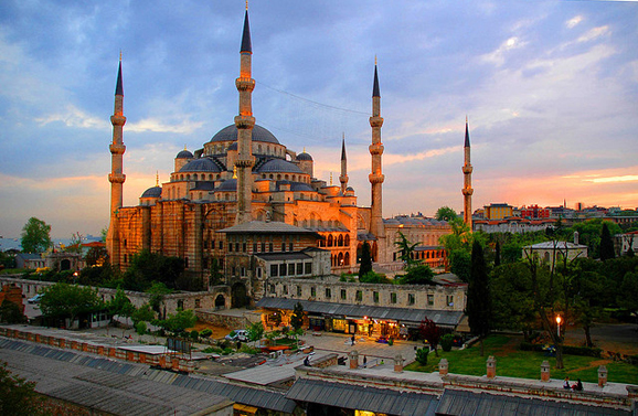 重建,成为东罗马帝国的首都,于公 元330年改名君士坦丁堡,别称新罗马