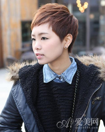 侧边的头发修剪的很短,且露出了耳朵,与超短的刘海相结合,显得帅气