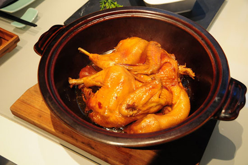 凤凰旅游 周边游 > 正文人均消费:200-400元 推荐菜品:神仙鸡 东坡肉