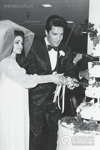 猫王的新娘所穿着的婚纱是短 款婚纱的经典参考