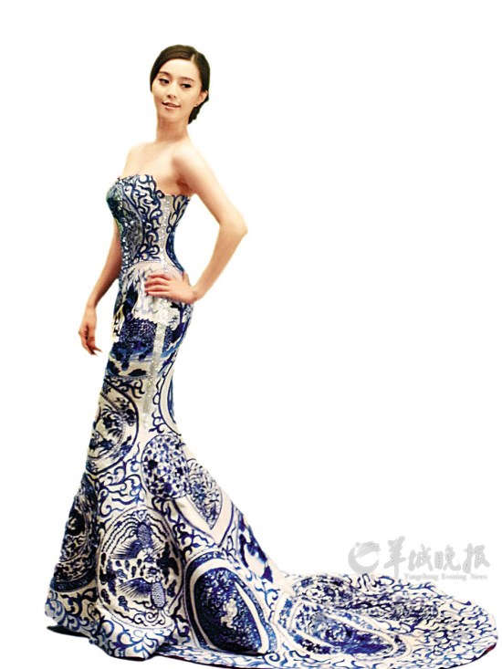 郭培介绍得意之作"青瓷装"  魏辉,梁冠华/摄