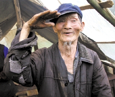 23日,记者来到灵关镇山上的安平村,村民们的房屋大部分坍塌.