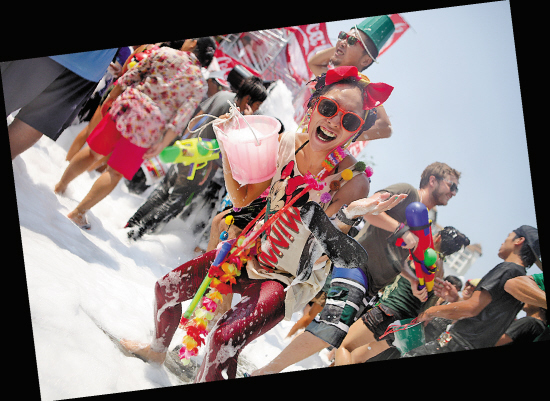 跟着泼水节狂欢清迈